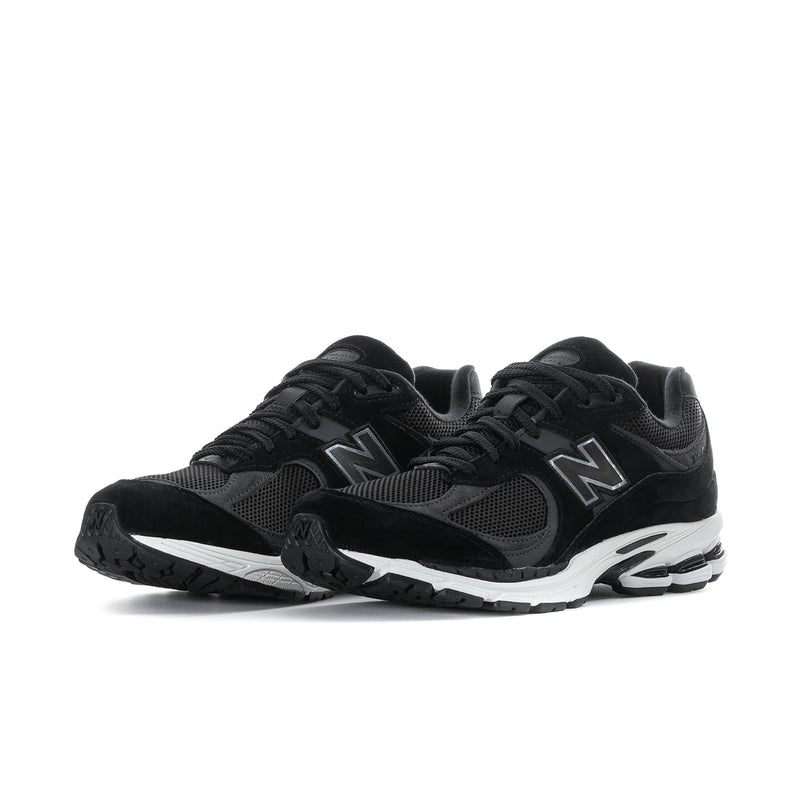 Men's black lace-up running sneakers with N logo on mesh, white sole trim