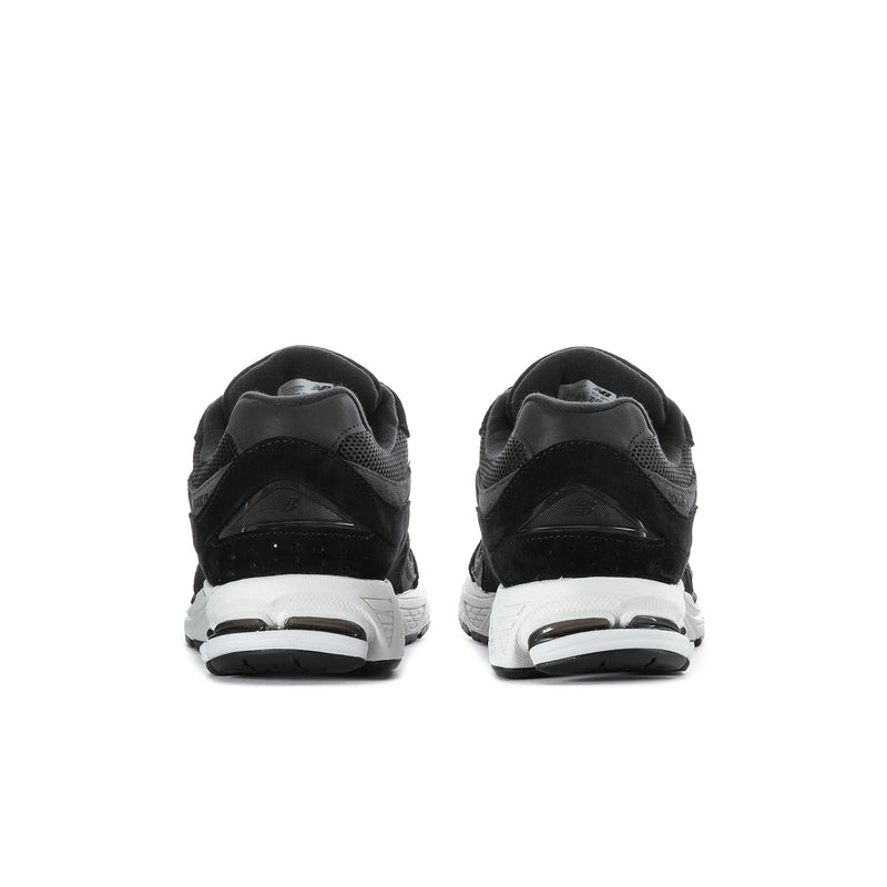 Men's black sneakers with padded heel and collar, white-striped midsole
