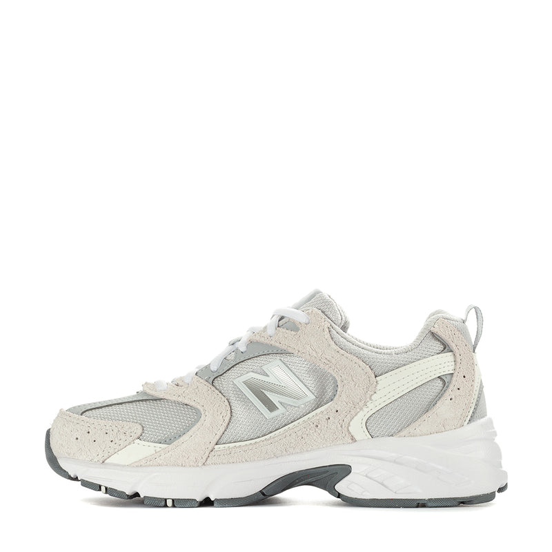 Wide women’s sneakers side view in light beige with grey overlays and N logo