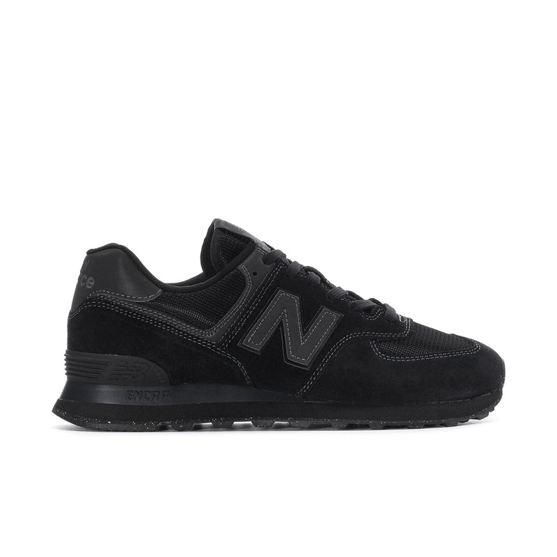 Men's New Balance 574 sneakers in black with N logo, lace-up, cushioned sole.