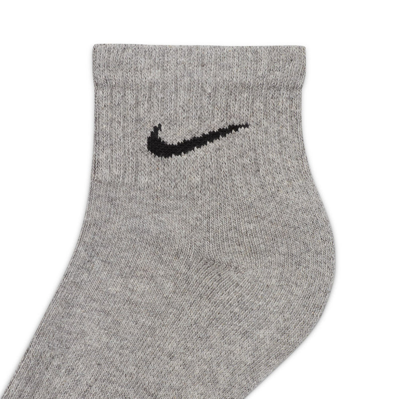 Carbon heather gray quarter cushion sock with ribbed cuff and Nike swoosh.