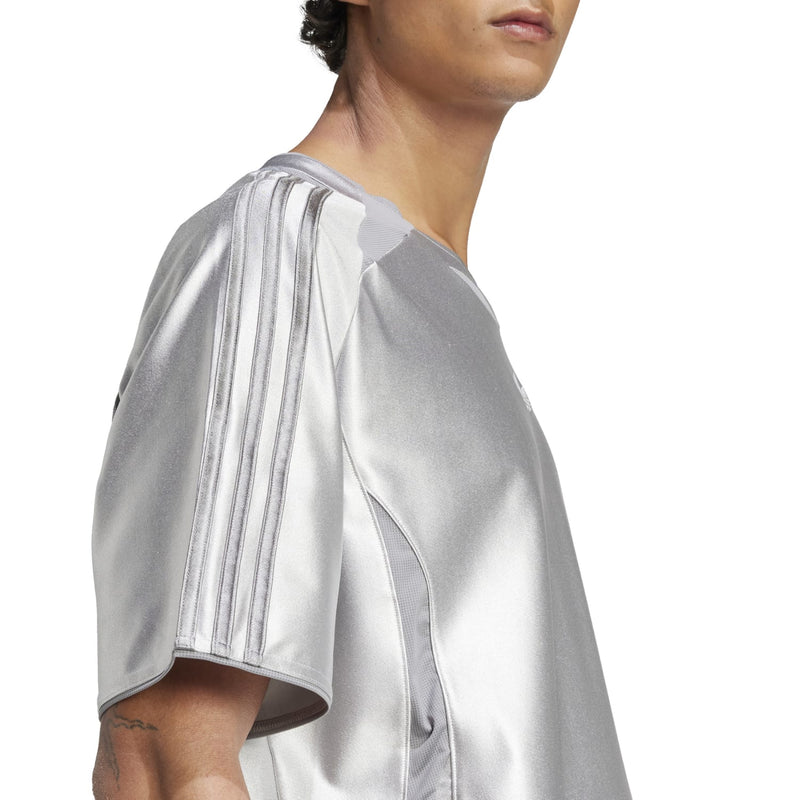 Men's light grey Adicolor tee close-up of shoulder and sleeve stripe details