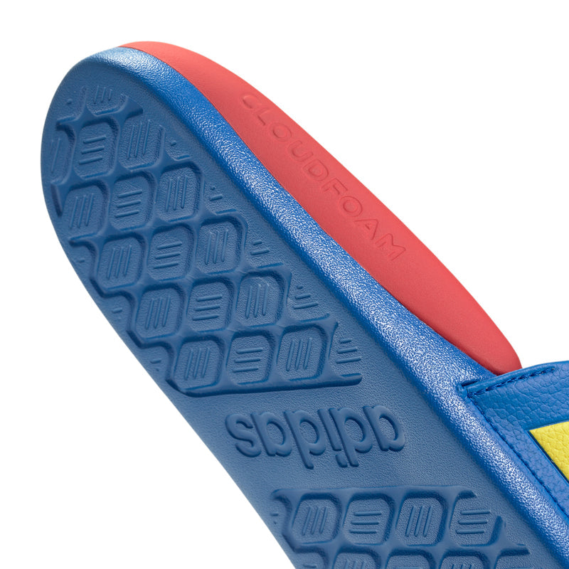 Men's Adilette Comfort 2.0 outsole close-up with textured grip pattern and embossed branding
