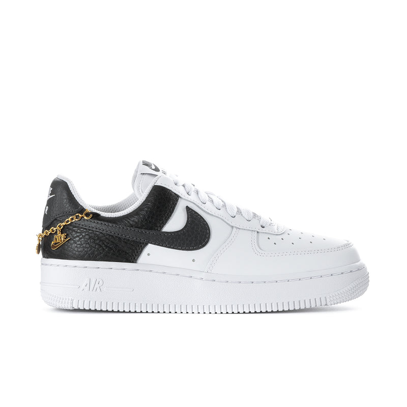 Women's low-top Air Force 1 sneakers in black/white with gold chain heel charms