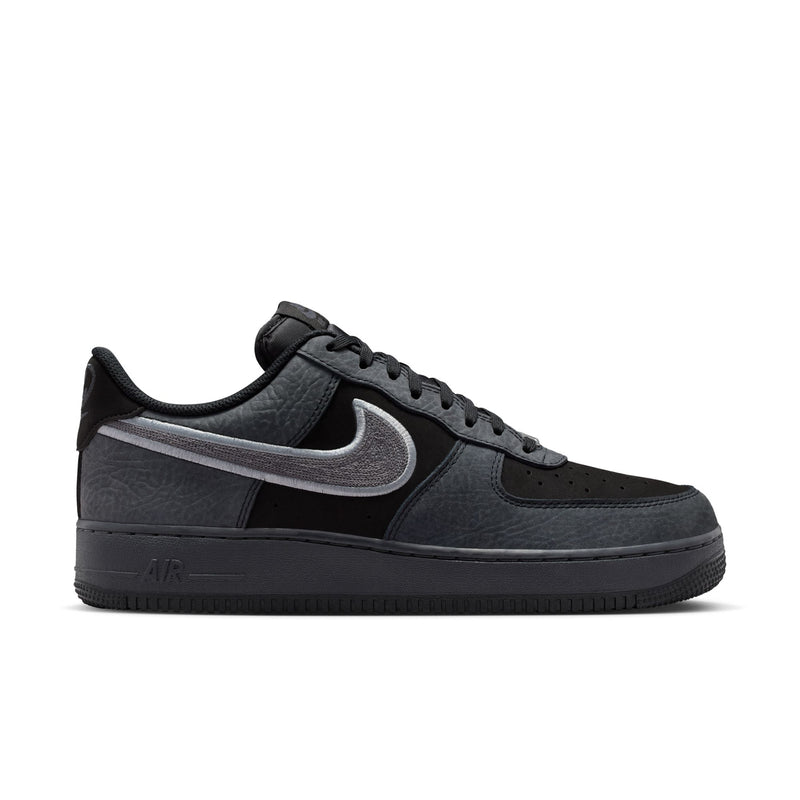 Men's low-top sneakers in black and smoke gray, with Nike Swoosh and lace-up