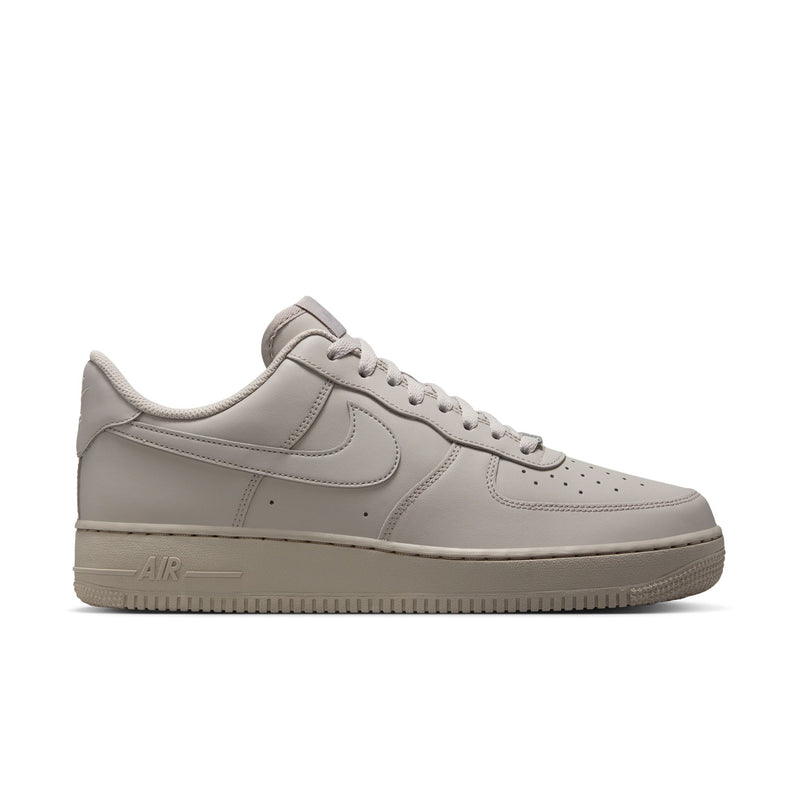 Men's light gray low-top sneakers with lace-up closure and Nike swoosh