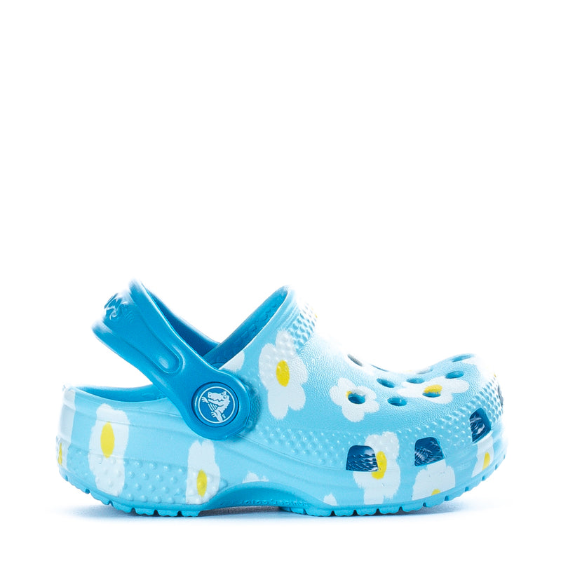 Infant light blue clog with daisy-and-house print, side vent and circular logo