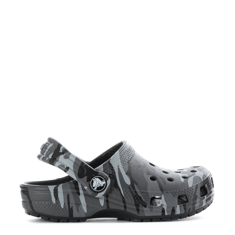 Toddler classic clog in gray/black camouflage, adjustable strap with circular logo