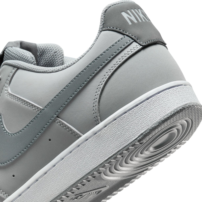 Men's low-top sneakers in light smoke grey, Nike swoosh and textured rubber sole