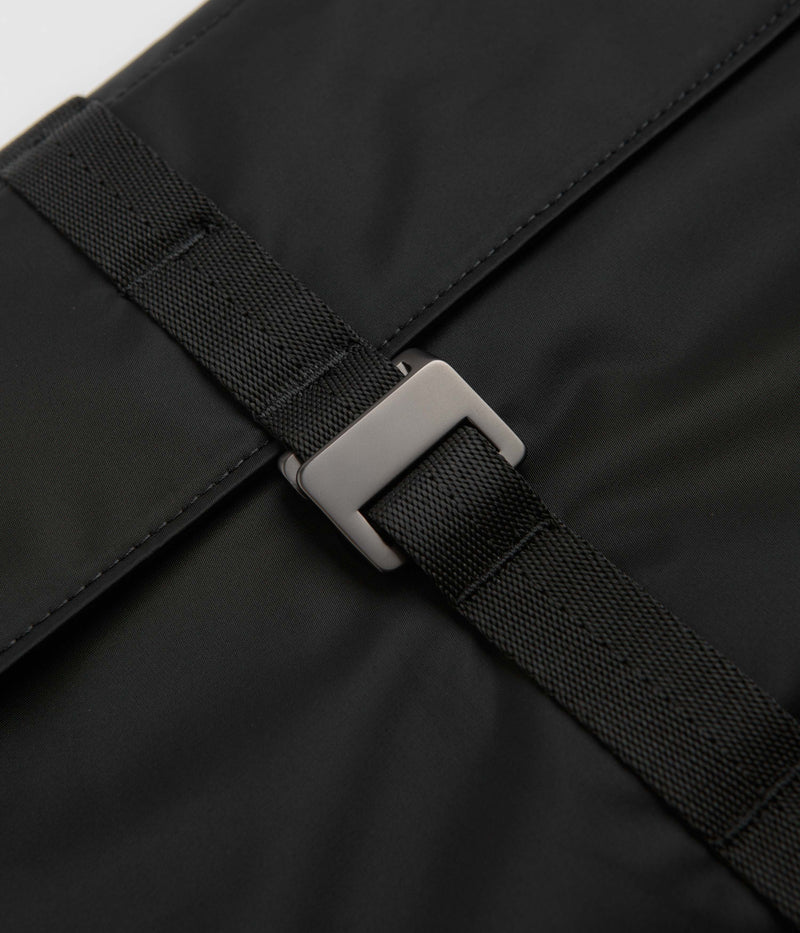 D_b_ Essential 16" Laptop Sleeve in Black Out