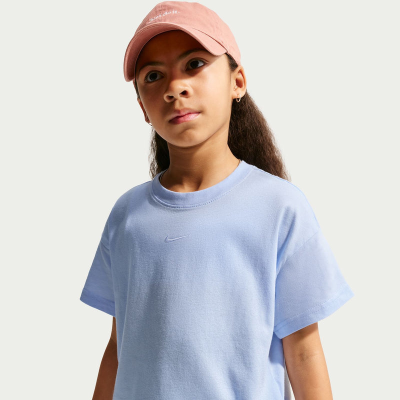 Youth boxy T-shirt in light blue with Nike swoosh at chest, short-sleeve crew neck