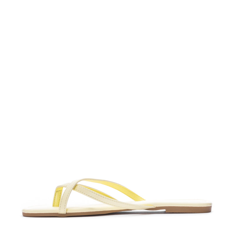 Women's yellow flip-flops, single Y-strap and low-profile flat sole