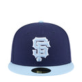 Two-tone baseball cap in dark navy with light blue brim and stitched B logo