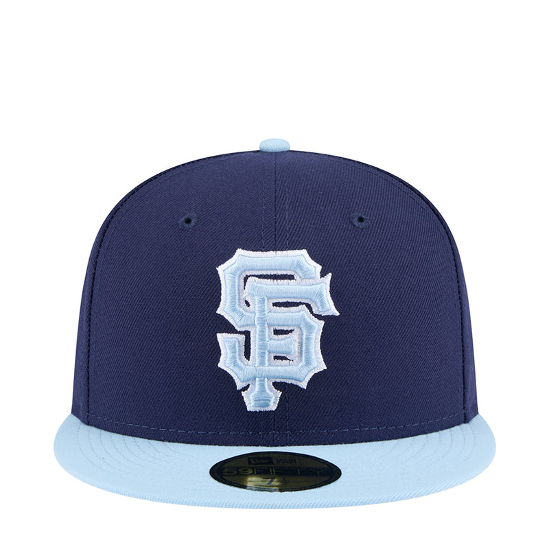 Two-tone baseball cap in dark navy with light blue brim and stitched B logo