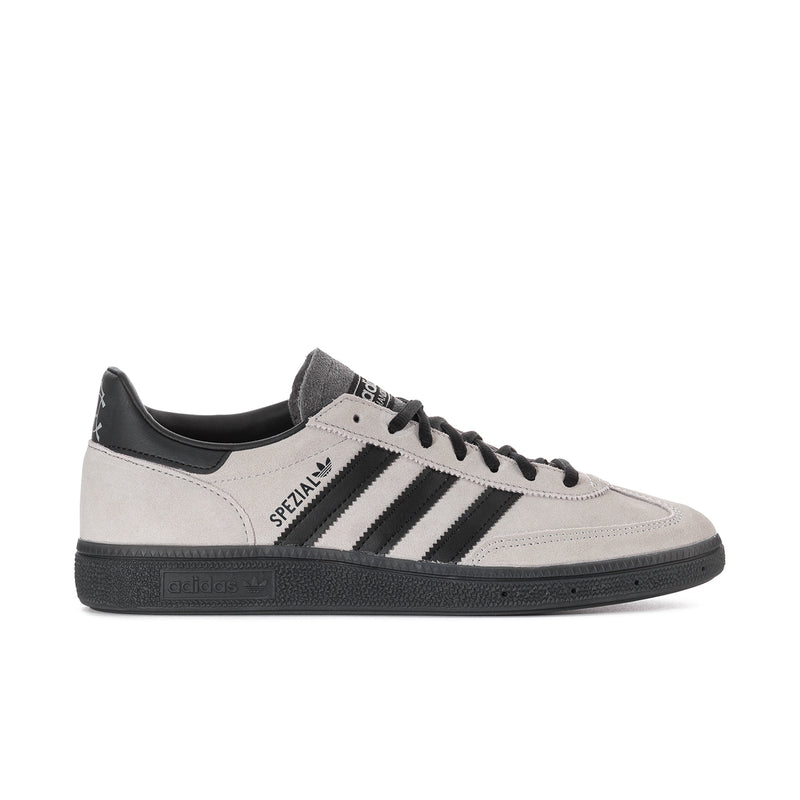 Light gray men's sneakers with black heel tab, three black stripes, suede upper