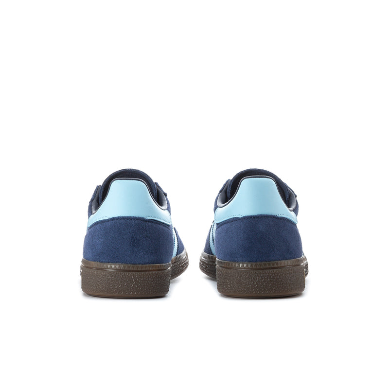 Back view of men's navy low-top sneakers with light blue heel tab and gum sole.