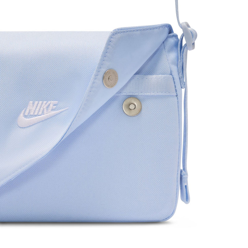 Nike heritage mag crossbody bag close-up, light blue flap with swoosh and snap details