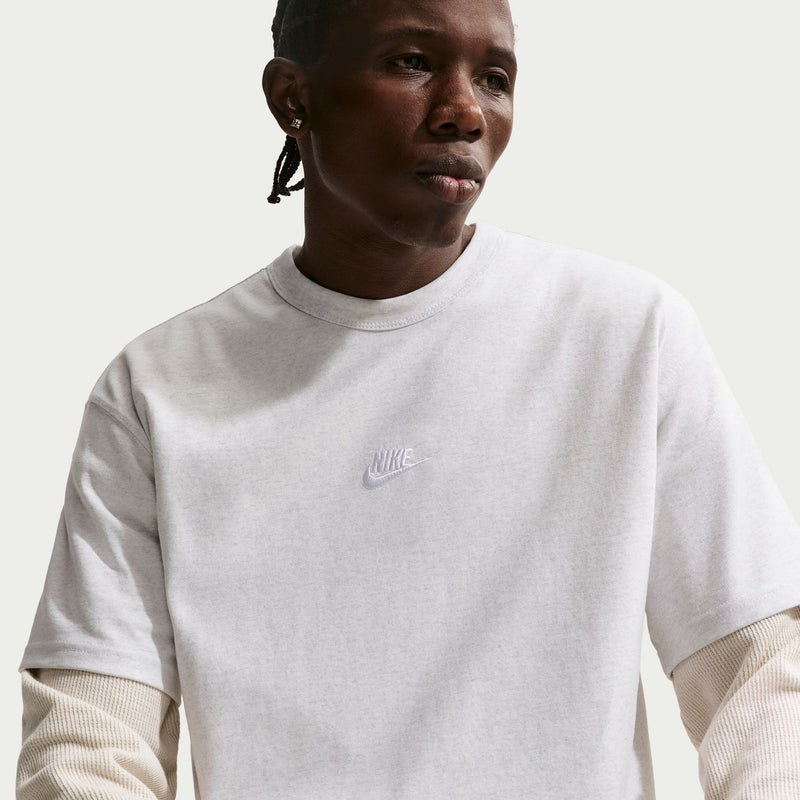 Men's heathered light gray crewneck T-shirt with chest Nike logo