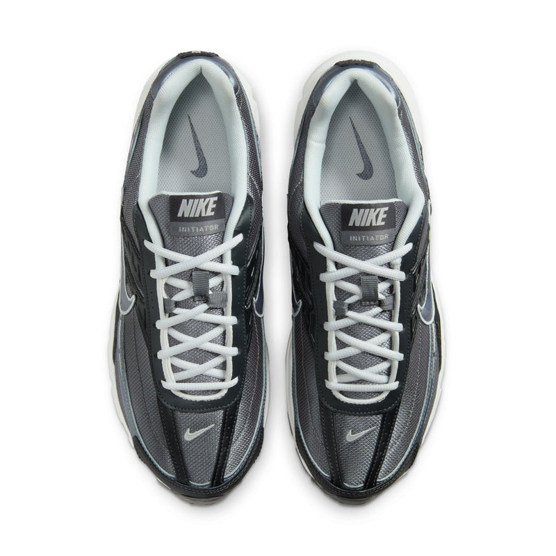 Men's lace-up sneakers with gray mesh upper and dark toe cap, Nike branding