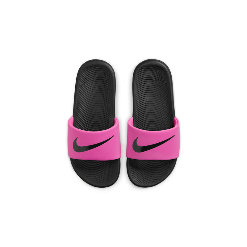 Kids slide sandal, fuchsia logo strap on textured black footbed; black Nike Swoosh.
