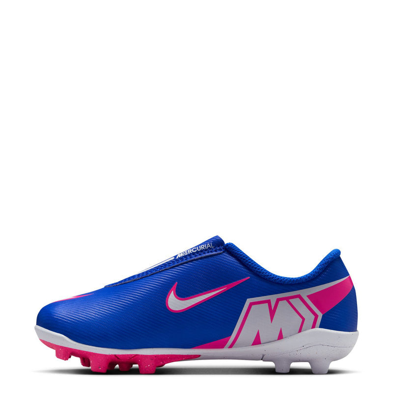 Kids' blue soccer cleat with Nike swoosh and pink heel details, white studded sole