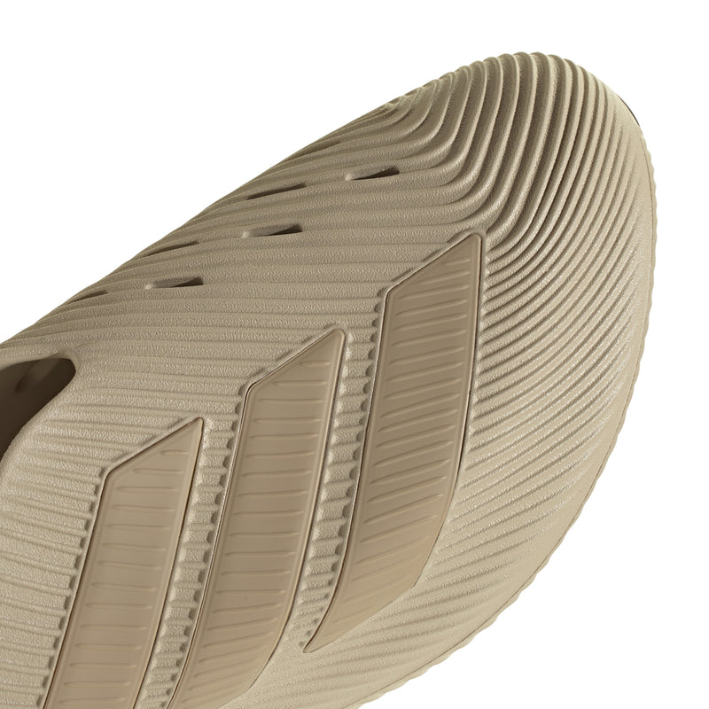 Men's khaki slip-on sneakers, close-up of textured heel with ribbed pattern