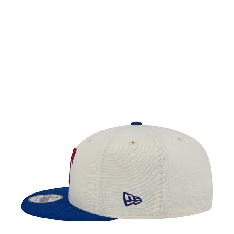 Two-tone baseball cap in light gray and blue, side New Era flag logo