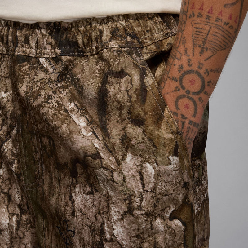 Camouflage woven pants with front seam and stitched pocket opening