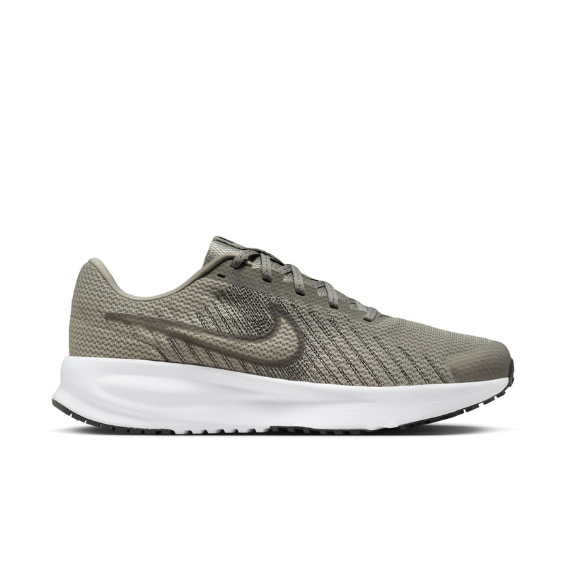 Men's running shoes in light gray with mesh upper, Nike swoosh, and white outsole