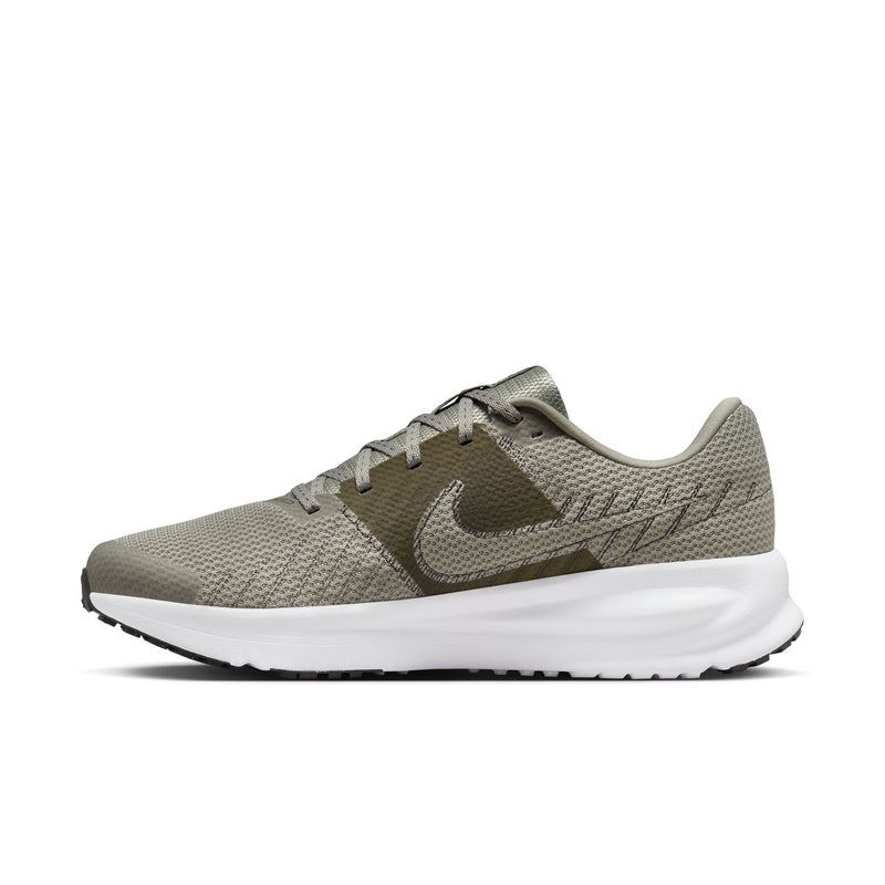 Men's running shoe in light gray knit with lace-up front and white midsole
