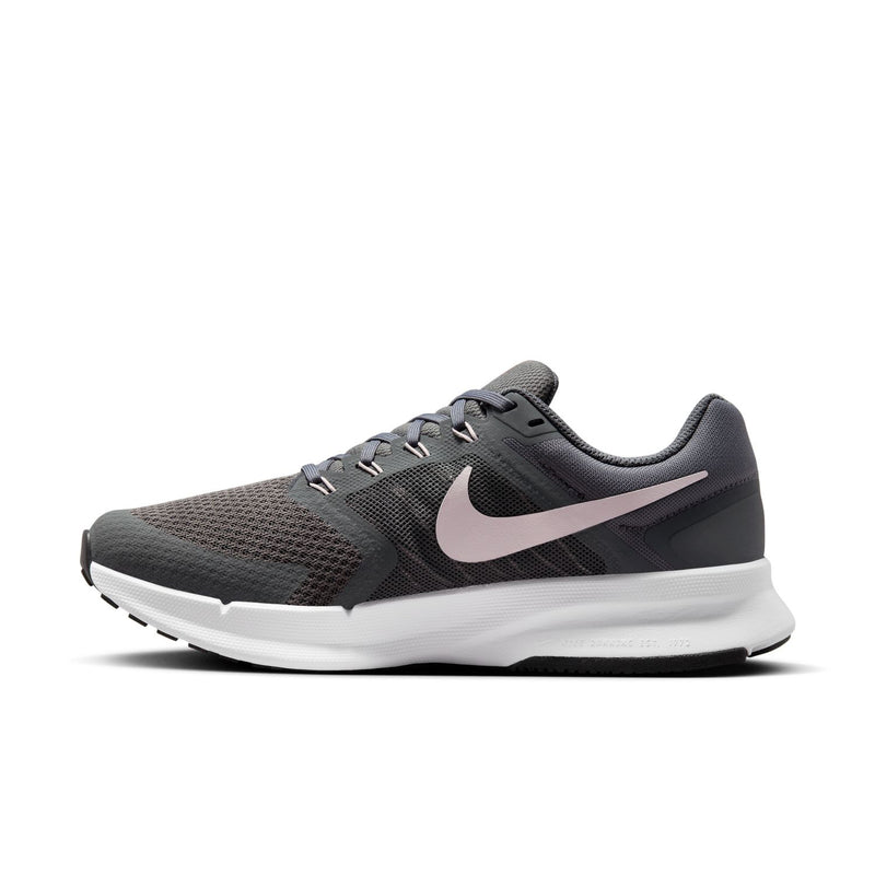 Women’s wide running shoe in dark gray mesh with pink-lilac Swoosh and white sole