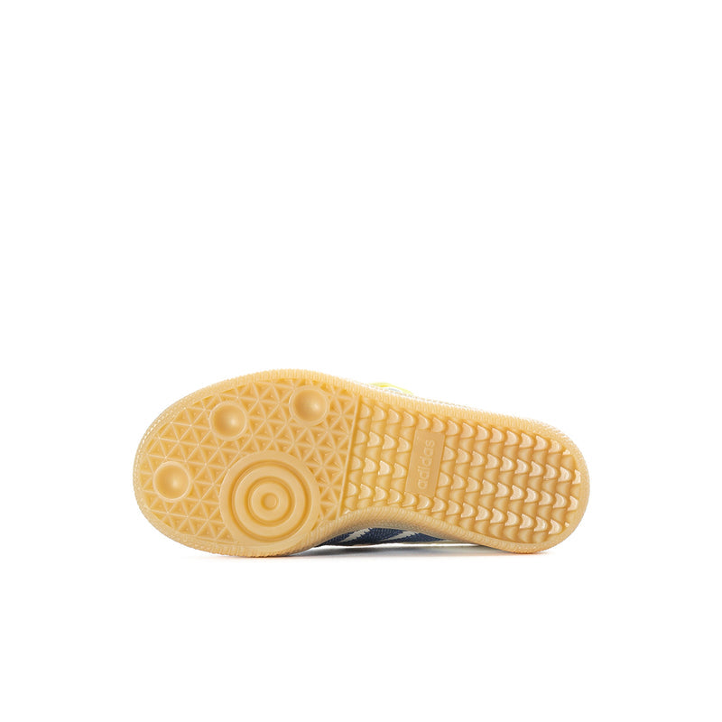 Kids sneaker outsole in light gum rubber with textured tread