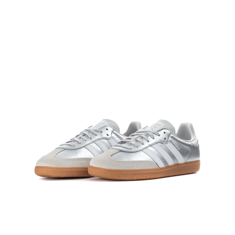 Youth Samba OG sneakers, front side view in metallic silver with gum outsole