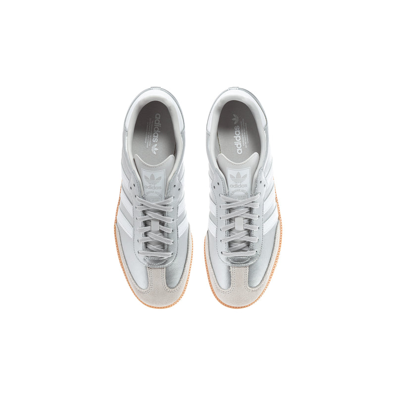 Youth Samba OG sneakers, pair view with lace-up uppers and gum rubber sole