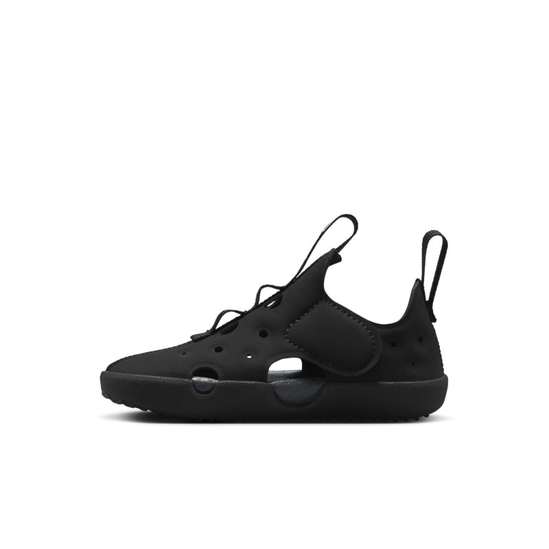 Low side view toddler Nike black sandal with cutout forefoot and chunky sole