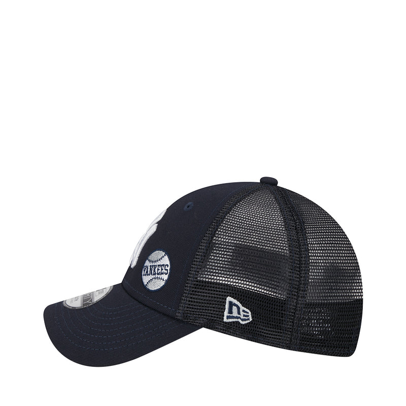 Kids navy mesh trucker cap with Yankees round logo on side and back panel.